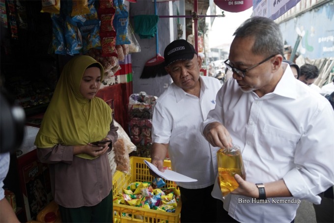 BLUSUKAN LAGI DI PASAR: Menteri Perdagangan Zulkifli Hasan meninjau sejumlah tempat penjualan minyak goreng curah rakyat (MGCR) di beberapa toko kelontong di wilayah Klender, Jakarta, Rabu (22/6/2022). (ist) 