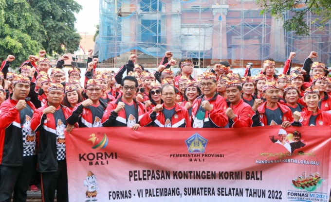 RAIH MEDALI: Gubernur Bali, Wayan Koster lepas keberangkatan Kontingen Komite Olahraga Rekreasi Masyarakat Indonesia (KORMI) Bali menuju Festival Olahraga Rekreasi Nasional (Fornas) VI Palembang Tahun 2022, Jumat, Sukra Umanis, Langkir (24/6). (Pemprov Ba