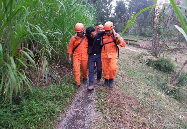 Ilham Saputra saat dievakuasi petugas usai mengalami cedera kaki saat melakukan pendakian di Gunung Agung, Sabtu (4/6). Ist)