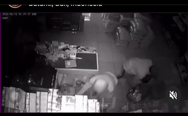 Dua pelaku pencurian di toko terekam kamera CCTV. (repro)