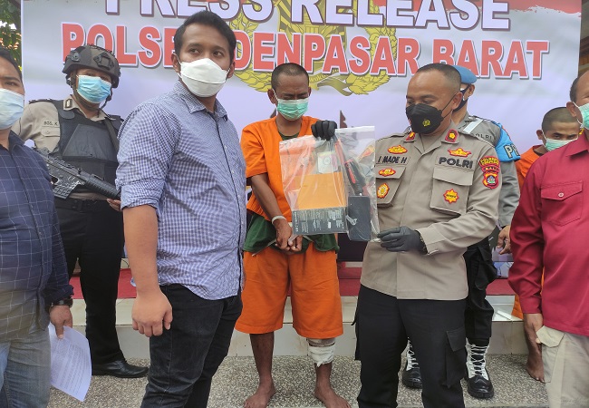Pelaku dan barang bukti diamankan polisi di Mapolsek Denbar. (Marsell Pampur)