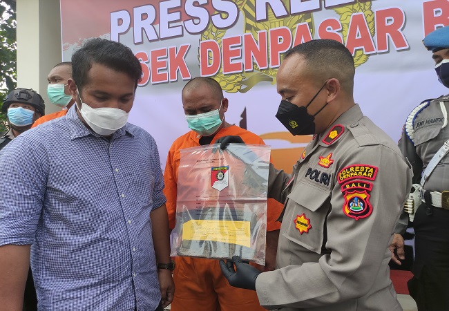 I Wayan Sudarma alias Momo saat diamankan di Polsek Denpasar Barat. (Marsell Pampur)