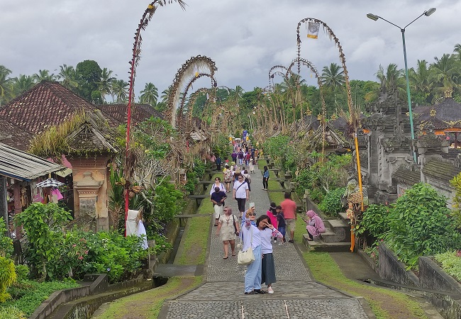 Sejumlah wisatawan domestic mengunjungi desa Penglipuran, Sabtu (25/6/2022). (Marsellus Nabunome Pampur)
