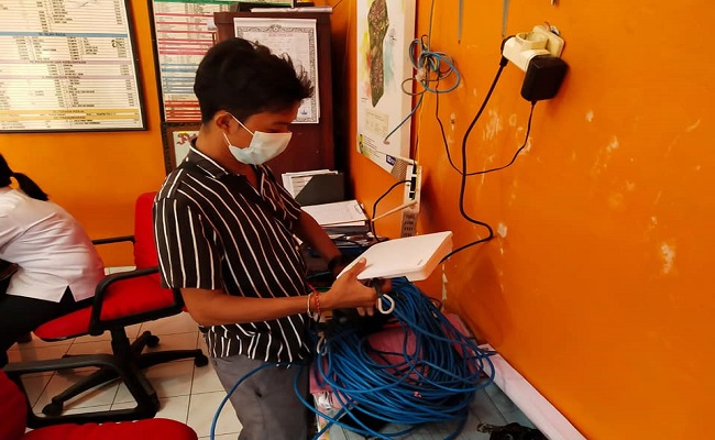 Pemasangan akses internet di desa adat. (Eka Prasetya)