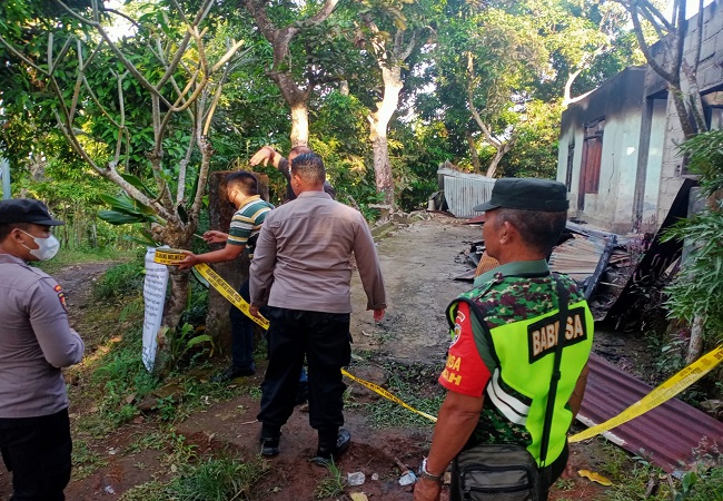 Insiden kerja bakti berujung pembakaran rumah di Desa Julah. Polisi memasang garis polisi di TKP. (Eka Prasetya)