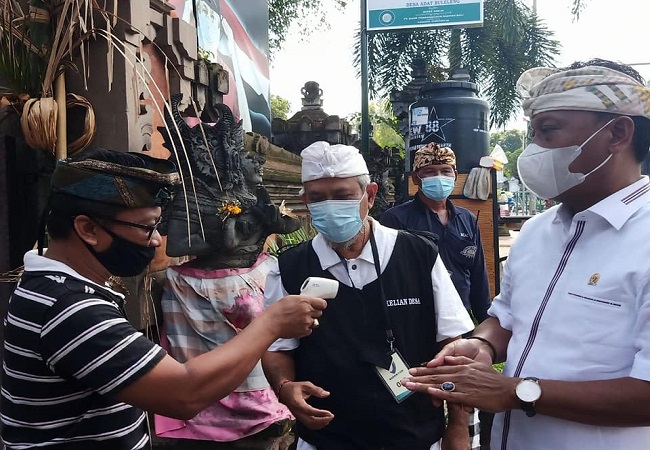 Satgas Gotong Royong Desa Adat Buleleng saat mengawasi pelaksanaan penerapan protokol kesehatan di Pura Dalem Desa Adat Buleleng. (eka prasetya)