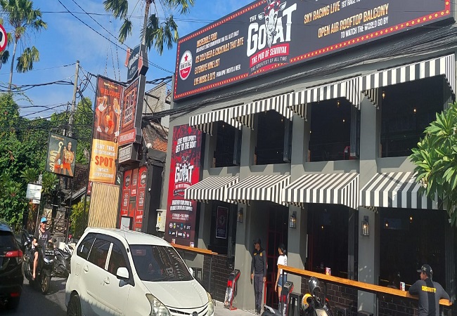 The Goat The Pub Of Siminyak di Jalan Raya Kayu Aya A, No. 176, Kuta, Badung, tampak sepi pengunjung, Rabu lalu (29/6). (Andre Sulla Radar Bali)