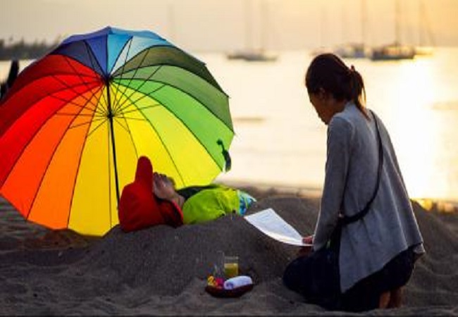 PASIR HITAM - Terapi pasir hitam di Pantai Giri Emas. (Eka Prasetya)