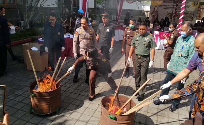 Barang bukti kejahatan dimusnahkan dengan cara dibakar dan diblender di Kejaksaan Negeri Gianyar, kemarin. (Indra Prasetia)