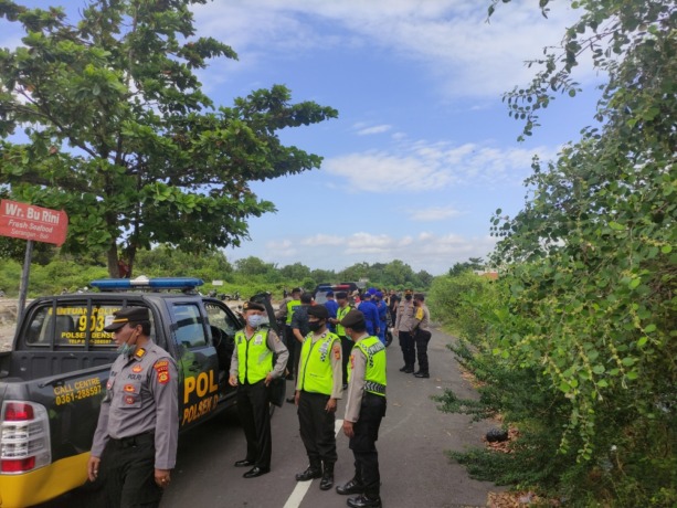DIKAWAL POLISI: Suasana di TKP sengketa lahan milik Siti Sapurah Kamis (23/6/2022). (Marsell Pampur/Radar Bali)