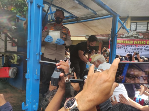 BARANG HARAM: Proses pemusnahan barang bukti narkoba senilai kurang lebih Rp 56 miliar di Mapolda Bali, Denpasar, Jumat (24/6/2022). (Marsell Pampur/Radar Bali).