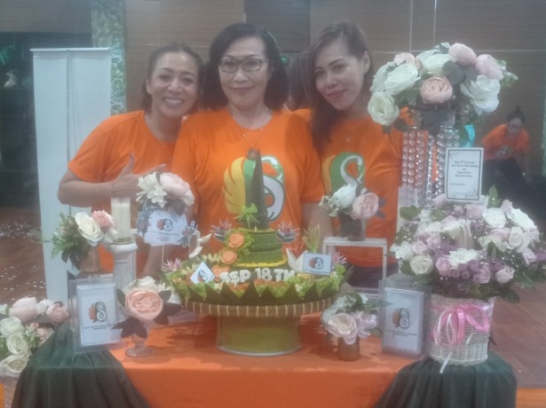 VISI KE DEPAN: Founder SSPS Santy Sastra (tengah) diapit dua putrinya, Putu Dessy Fridayanthi (kiri) dan Meyta Riana di Ke & Me Gatsu, Denpasar, Minggu (26/6/2022). (ROSIHAN ANWAR/RADAR BALI)