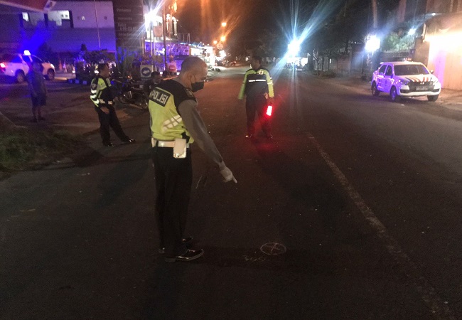 Sugiarta meninggal dunia setelah terlibat kecelakaan dalam perjalanan pulang. Polisi langsung melakukan olah TKP di lokasi kecelakaan. (ist)