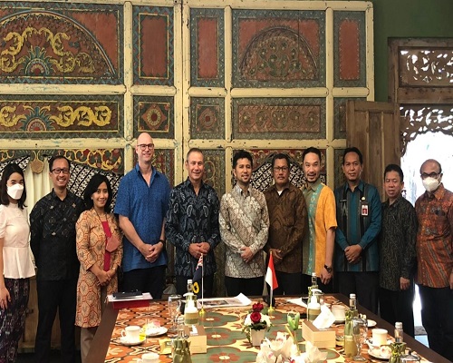 KERJA SAMA: Deputi Premier Australia Barat Roger Cook (batik biru), Wakil Gubernur Jatim Emil Dardak, Wakil Rektor II UMM Nazaruddin malik, dan CEO KEK Singhasari David Santosa bahas pengembangan Kawasan Ekonomi Khusus (KEK) Singhasari, Selasa (31/5).   (
