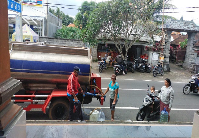 Warga Desa Saba antri mengambil air yang disalurkan truk tangki. (ist)