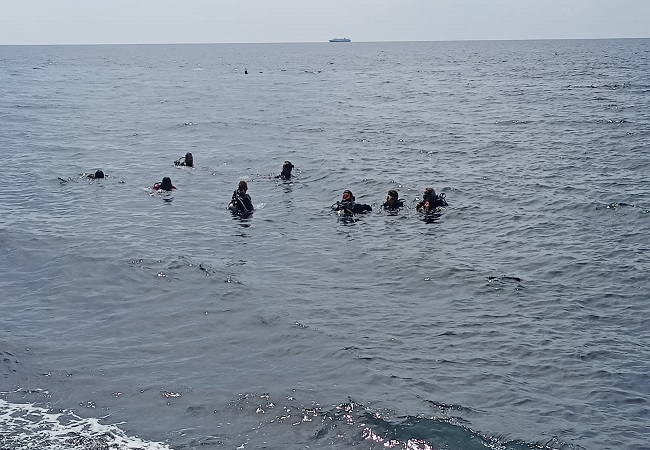 Wisatawan saat melakukan aktivitas diving di Pantai Tulamben. Sejak sebulan belakangan wisata diving di Tulamben kian menggeliat. (Zulfika Rahman)