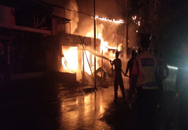 Petugas Damkar berusaha memadamkan api di toko dan bengkel di Tegallalang. (ist)