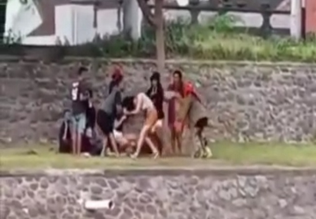 Aksi remaja perempuan bekelahi di Taman Pancing, Denpasar Selatan. Videonya viral di medsos. (ist)