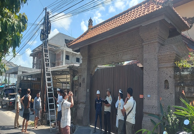 Warga mendatangi lokasi pemasangan tiang provider di Renon, Kamis (28/7). (Andre Sula)