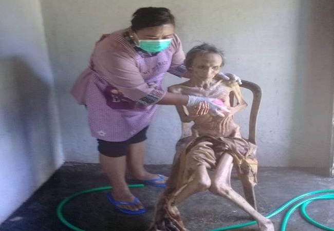 : Putu Witari, Koordinator Kegiatan Kemanusiaan Komunitas Relawan Jembrana (KRJ) saat membantu memandikan lansia di wilayah Jembrana.