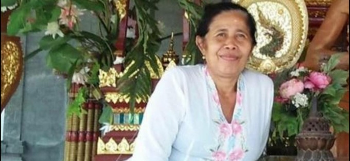 INDAHNYA BERBAGI: Ida Ayu Putu Geriani, 61, salah seorang peserta JKN yang merasa bangga bisa menolong sesama melalui Program JKN. (ist)