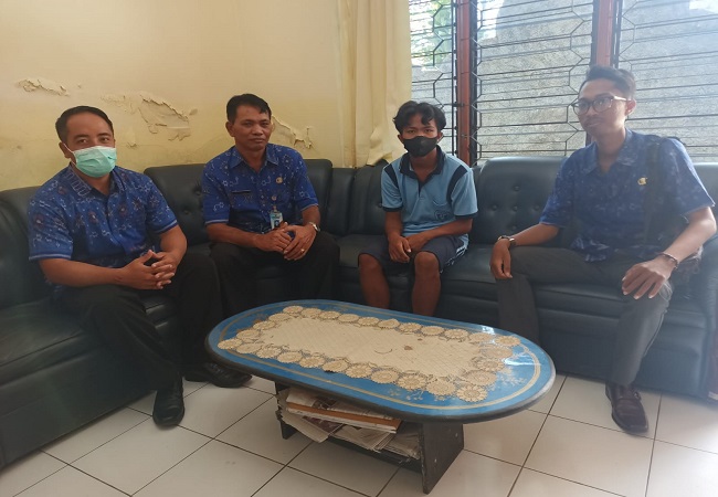 Tim Posko drop out Disdikpora Buleleng menelusuri siswa-siswa yang terancam putus sekolah. (Eka Prasetya)