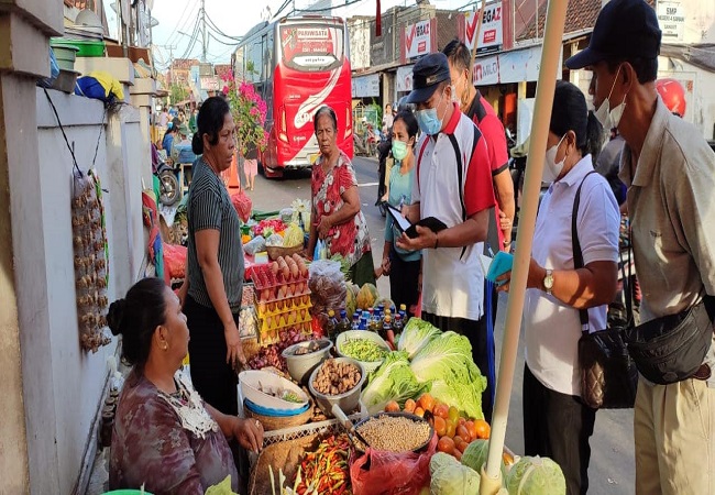 HARGA - Pengawasan harga komoditas sembako di pasar tradisional. (Eka Prasetya)