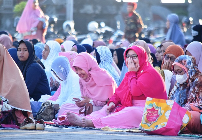 IDUL ADHA -Salat Idul Adha di Pelabuhan Tua Buleleng. (Eka Prasetya)