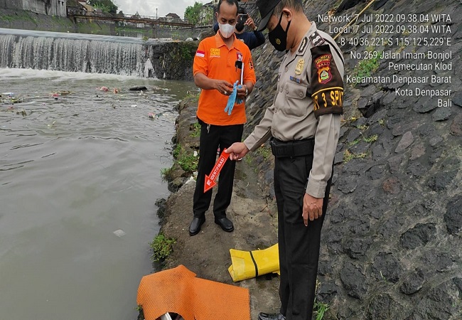 Polisi melakukan olah TKP di lokasi penemuan orok, Jalan Imam Bonjol, Banjar Batang Nyuh, Denpasar. (ist)