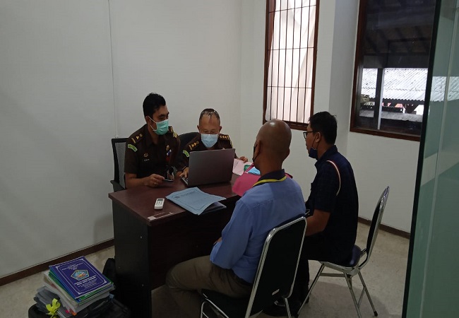 Ketua LPD Sangeh berinisial AA menjalani pemeriksaan di Kejati Bali, Selasa (12/7) lalu. (ist)