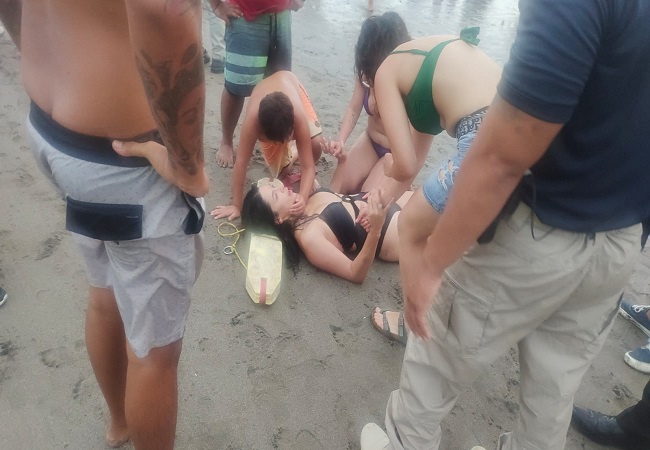Korban berhasil diselamatkan saat terseret ombak di Pantai Berawa, kemarin. (ist)