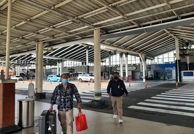 Warga Negara Mesir (depan) saat dideportasi menuju negaranya. (ist)