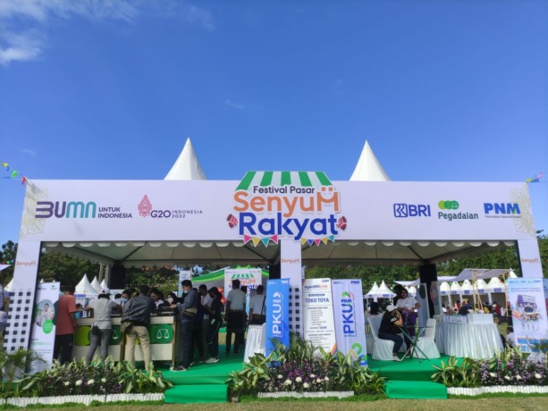 PENDAMPINGAN UMKM: Pameran produk UMKM yang dibina PT. PNM di lapangan Renon, Denpasar, Sabtu (23/7/2022). (MARSELL PAMPUR/RADAR BALI) 