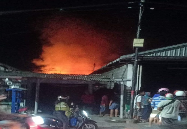 Petugas damkar Badung dan warga sekitar berupaya memadamkan api. (ist)
