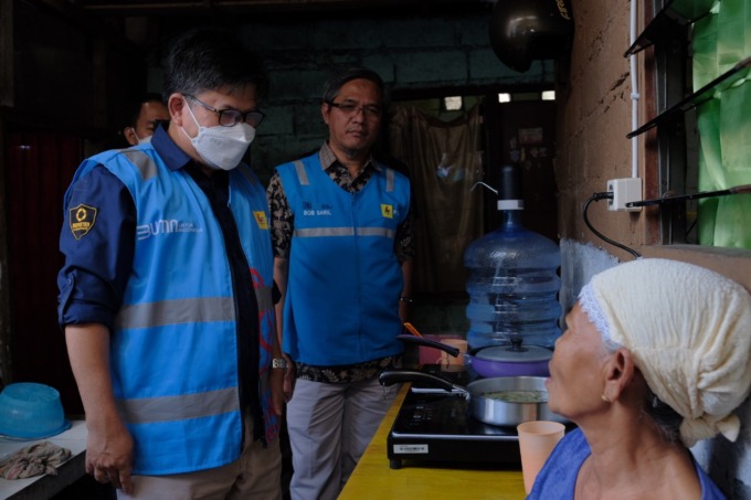 LEBIH HEMAT: Direktur Pembinaan Pengusahaan Ketenagalistrikan Kementerian ESDM, Jisman P. Hutajulu mengapresiasi langkah cepat PLN mengonversi kompor LPG ke kompor induksi. (PLN UID BALI FOR RADAR BALI)