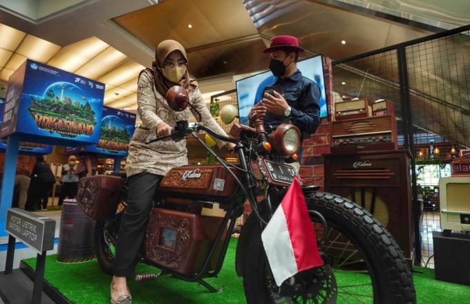 INOVATIF: Dirjen Pendidikan Vokasi Kiki Yuliati mencoba motor listrik baterai laptop saat membuka Mahakarya Vokasi di Grand City Mall, Surabaya (28/7/2022). (ist)