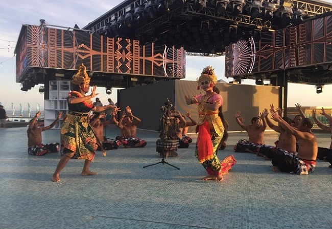 Tarian kecak yang mengiringi acara pembukaan Atlas Beach Fest, Senin (18/7). (dok jawapos.com)