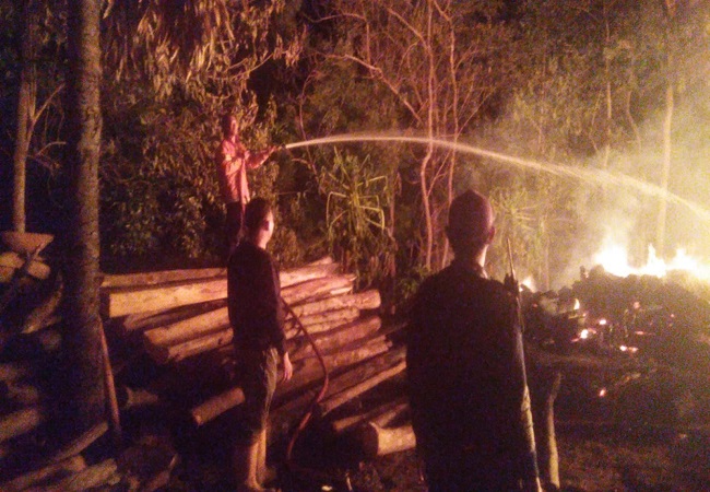 Kebakaran gudang kayu di Desa Penuktukan. (humas polres buleleng)