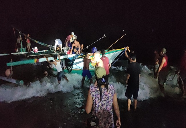 Proses evakuasi nelayan yang celaka di Laut Bali. (Eka Prasetya)