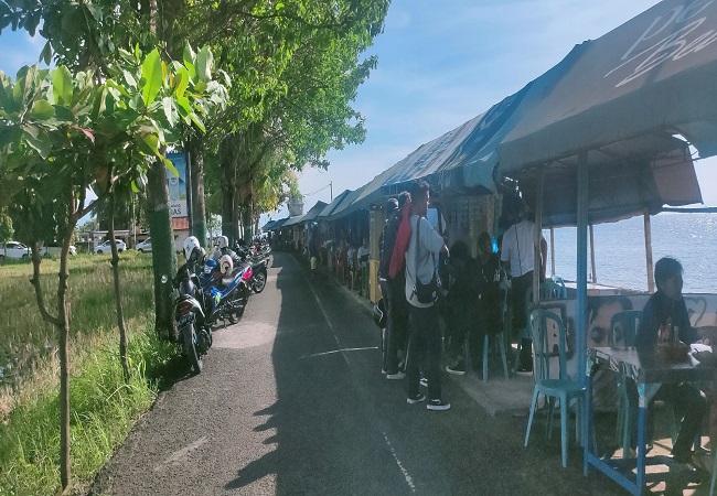 PANTAI PENIMBANGAN - Lapak pedagang kaki lima di Pantai Penimbangan. (Eka Prasetya)
