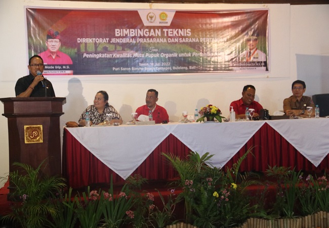 Anggota Komisi IV DPR RI Made Urip berbicara di atas podium saat acara Bintek Pertanian. (Eka Prasetya)