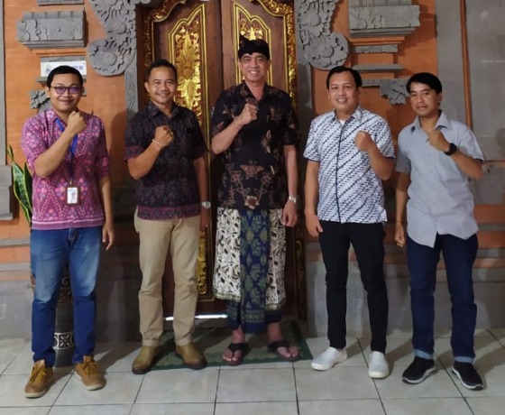 SIAP REKOMENDASI: Kepala LLDIKTI Wilayah VIII Dr. I Gusti Lanang Bagus Eratodi (tengah) usai audiensi dengan tim DMJPRB 2022 di Kantor LLDIKTI Wilayah VIII jalan Trengguli, Denpasar, Kamis (7/7/2022). (radar bali event photo)