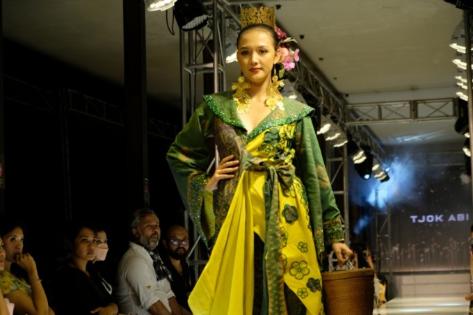 MODE: Karya Tjok Abi Dinanti para tamu dalam Herborist Bali Fashion Carnival 2022. (ist)