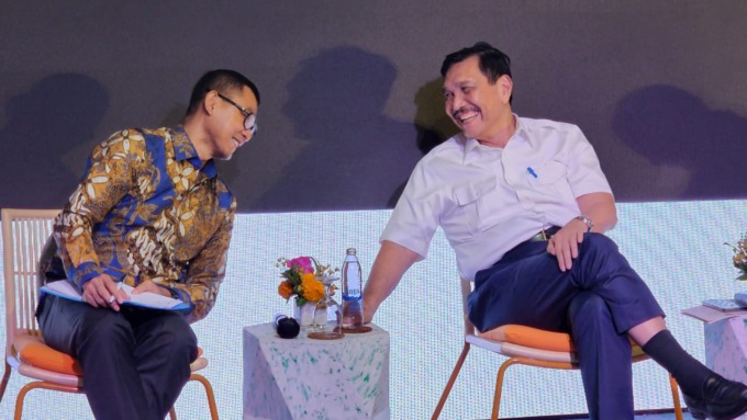 UJUNG TOMBAK TRANSISI ENERGI: Menteri Koordinator Bidang Kemaritiman dan Investasi, Luhut Binsar Pandjaitan (kanan) menegaskan dunia tidak perlu ragu atas komitmen Indonesia, khususnya PLN dalam penurunan emisi global.(HUMAS PLN UID BALI FOR RADAR BALI) 