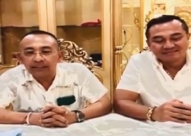 Bendesa Adat Ungasan Wayan Disel Astawa (kiri) saat menyampaikan permohonan maaf kepada Bupati Badung, I Nyoman Giri Prasta melalui instagram resmi Desa Adat Ungasan. (ist)