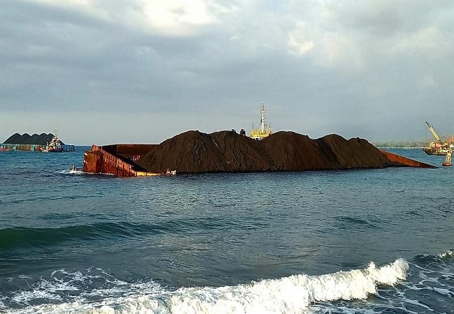 Kapal pengangkut batu bara kandas di perairan Celukan Bawang. (Eka Prasetya)