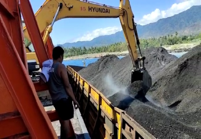 Proses pemindahan muatan batu bara. (Eka Prasetya)