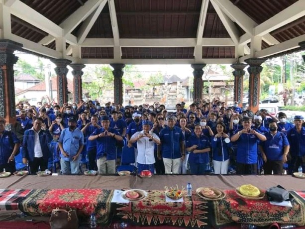 MAKIN SOLID: Ketua DPC Partai Demokrat Gianyar, Tjokorda Gde Putra Asmara Sukawati didampingi Sekretaris, Ida Bagus Gaga Adi Saputra dan jajaran semakin kompak menyongsong Pilkada Serentak 2024. (IDA BAGUS INDRA PRASETYA/RADAR BALI) 
