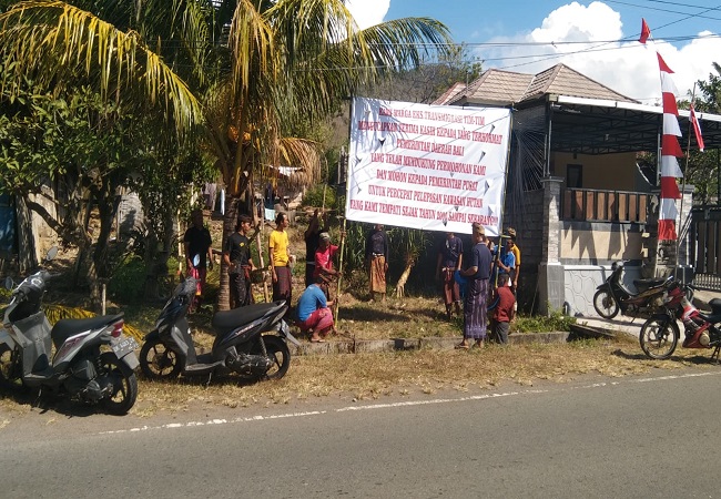 Warga Eks Tim Tim pasang baliho. Warga menagih janji kepada Kepala Staf Kepresidenan, Moeldoko, untuk segera menuntaskan penanganan reforma agraria bagi warga Eks Tim-Tim. (Eka Prasetya)