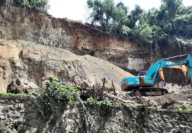 Lokasi pengerukan bukit di sisi timur Pura Penataran Agung Catur Parahyangan Ratu Pasek Linggih Ida Bhatara Mpu Ghana Ring Pundukdawa, Kecamatan Dawan.(DEWA AYU PITRI ARISANTI)